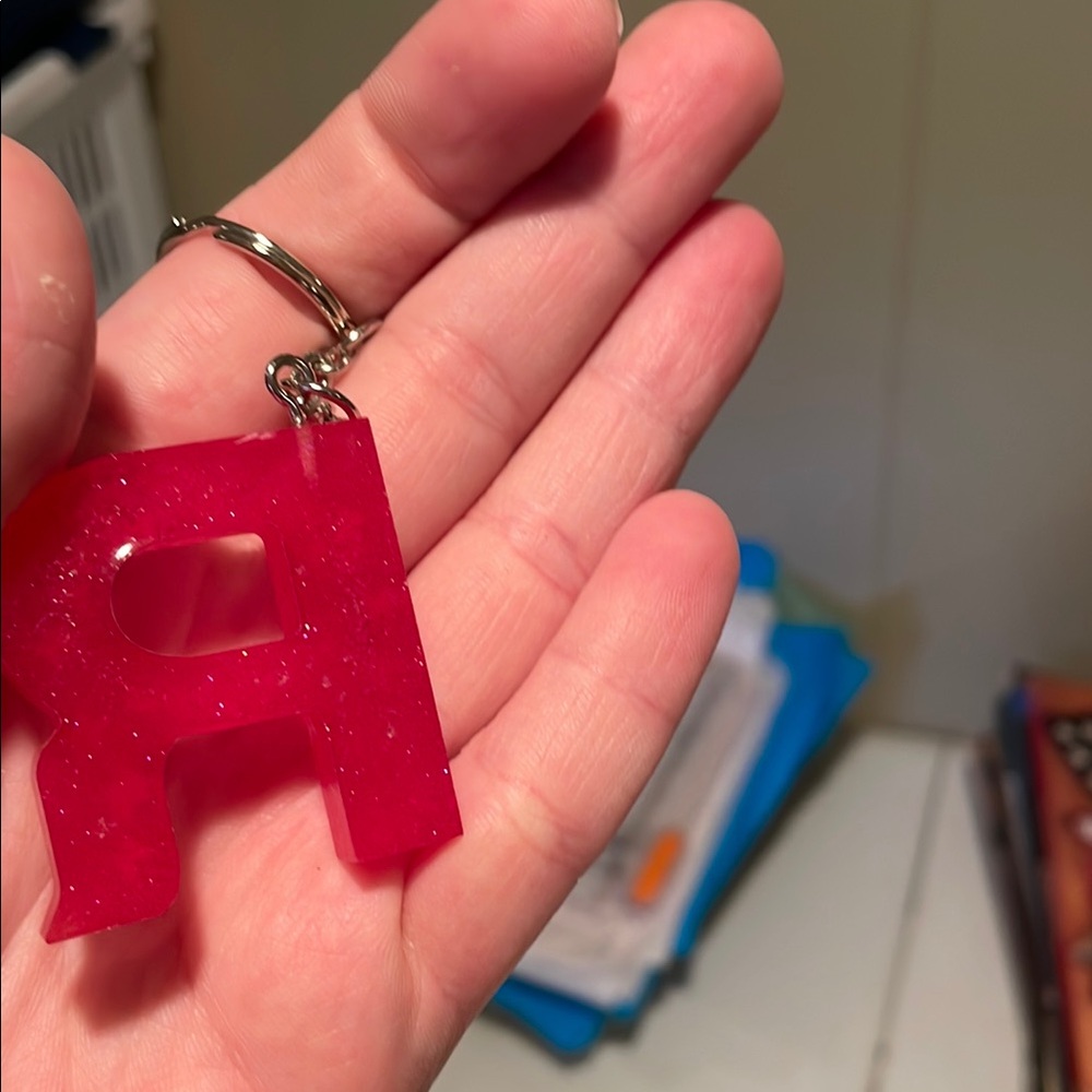 Red Glitter Letter Keychain R - Picture 6 of 7